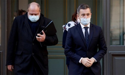 Gerald Darmanin (der.), ministro de Interior de Francia