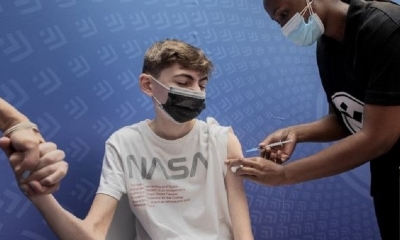 Un niño recibe la primera dosis de la vacuna Pfizer.