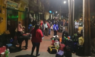 Bolivianos en puertas del Consultado de Bolivia en Iquique. / edicioncero.cl