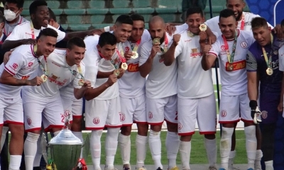 El festejo de los jugadores de Universitario de Vinto en Villa Ingenio.