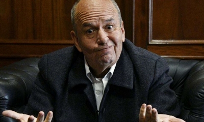 El ministro interino de gobierno boliviano, Arturo Murillo, hace gestos durante una entrevista con AFP en La Paz, el 6 de diciembre de 2019.