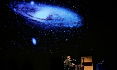 Stephen Hawking imparte una conferencia sobre 