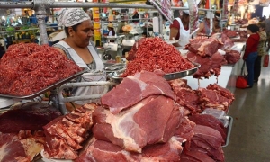 Los puntos de venta de carne de res en el mercado Calatayud, ayer. 