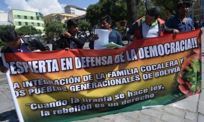 Los activistas se presentaron en plaza Murillo para hacer conocer su rechazo al Gobierno.