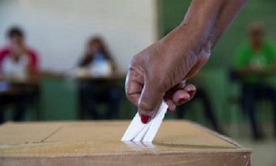 Las elecciones están siendo supervisadas por equipos de la Comunidad del Caribe (Caricom) y la Organización de Estados Americanos (OEA)