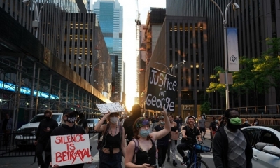 Minutos después de caer el sol en Nueva York, comenzaron los primeros saqueos en la que supone la quinta jornada consecutiva de protestas 