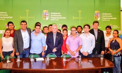 El gobernador de Santa Cruz, Rubén Costas (centro), junto al senador Óscar Ortiz, el alcalde José María Leyes y militantes de Demócratas. 