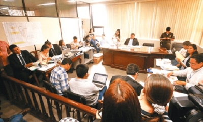 La audiencia judicial en la que el juez Guzmán dictó el fallo a favor de Santa Cruz. Foto: El Deber