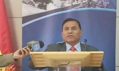 El presidente del Servicio de Impuestos Nacionales, Mario Cazón, en conferencia de prensa. 