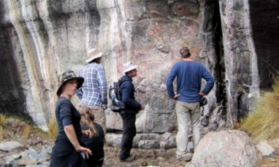 Un turista, junto a un comunario, mira los rastros que dejaron los antepasados sobre los cerros. | Foto ilustrativa