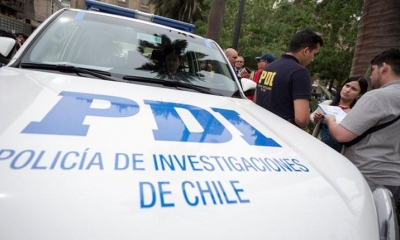 Funcionarios de la Policía de Investigaciones de Chile (PDI) realizan un operativo de fiscalización de extranjeros. FOTO archivo | EFE