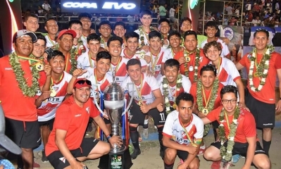 El plantel de Always Ready con el trofeo de campeón