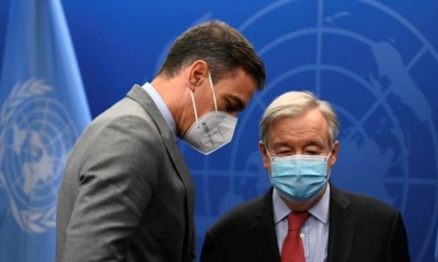 El secretario general de la ONU, Antonio Guterres (der.), dialoga con el presidente español Pedro Sánchez. | EFE