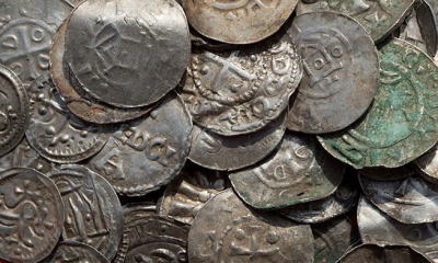 Monedas medievales sajonas, otomanas, danesas y bizantinas del tesoro descubierto en la isla alemana de Ruegen. Foto: RT