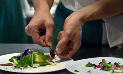  Un cocinero monta un plato en el restaurante Le Suquet, con tres estrellas Michelin, el pasado 21 de septiembre en Laguiole, al sur de Francia