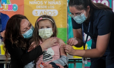 Un niña recibe una dosis de la vacuna CoronaVac de Sinovac contra el COVID-19