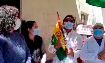 La vigilia de médicos en el penal de Miraflores para pedir atención a la salud de Áñez.