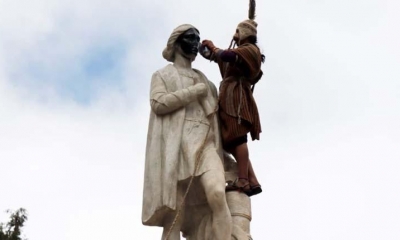 Momento que la estatua de Cristóbal Colón es dañada. | APG