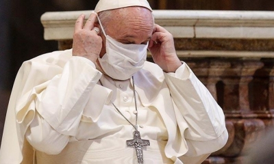 El papa Francisco se coloca la mascarilla para celebrar la homilía. | EFE