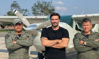 El actor Julián Gil y detrás de una avioneta de la FAB. Foto: instagram Julián Gil