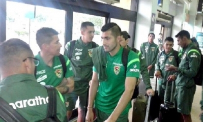 Los seleccionados en el aeropuerto Viru Viru de Santa Cruz. Foto. Fernando Silva