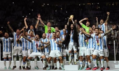 La selección argentina levanta la copa del Mundial de Catar. | EFE