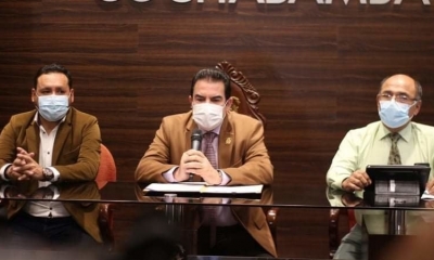 Manfred Reyes Villa, tras una reunión con el comité científico.