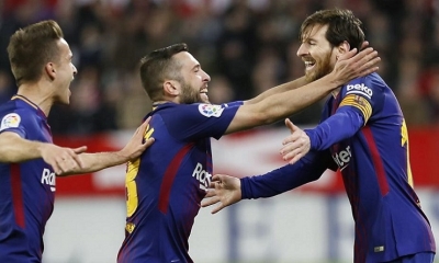Jordi Alba y Denis Suárez felicitan a Messi tras su gol (Jose Manuel Vidal. / EFE)