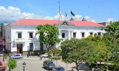 La presidente  tenía que reunirse ayer con el  gobernador, Adrián Oliva Alcázar, pero la autoridad envió una carta disculpándose por su ausencia