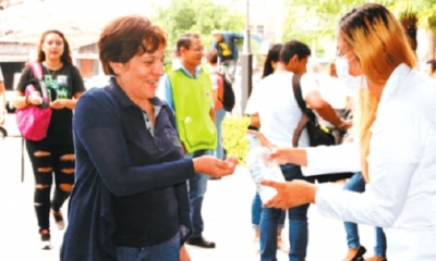 Brigadas del Sedes enseñan a la gente a prevenir la enfermedad. Foto: El Deber