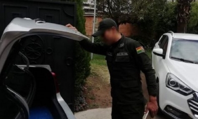 Un efectivo policial requisa un vehículo que se supone es la embajada de México. Foto:Embajada de México
