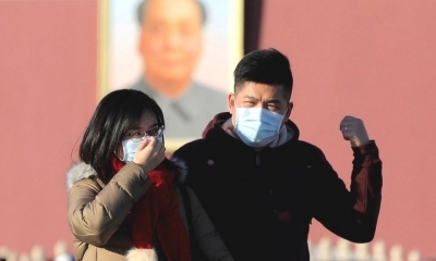 Una pareja camina por el centro de Pekín (China) con mascarillas anticontaminación. EFE