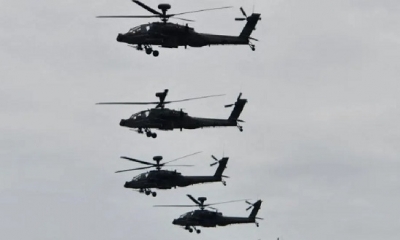 Helicópteros de ataque Apache AH-64E fabricados en EE. UU. vuelan en formación durante los ejercicios militares anuales Han Kuang en 2020. 