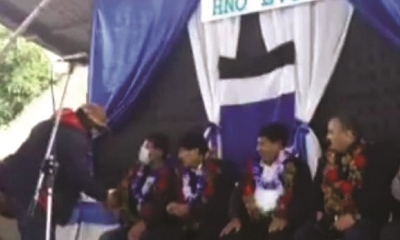 En Monteagudo, Evo Morales aplaude a al alcade Aramayo.