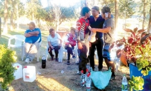  El gerente Cristian Gutiérrez (medio) en un festejo/Foto. HR	