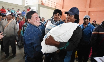 Alcalde entrega alimentos a Wenhayec en Crevaux