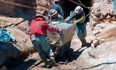 Trabajadores mineros en el Cerro Rico de Potosí.