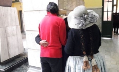 La madre llora por su hija/Foto. ED