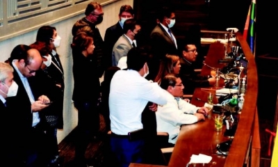 Diputados de oposición cuestionaron elección de directiva.