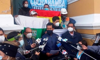 Los impulsores de la ley junto al senador Rodríguez.