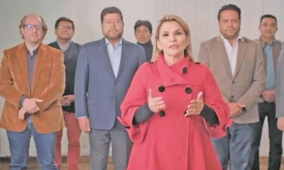 La presidenta, Jeanine Añez, rodeada de sus aliados el día que anunció su renuncia a su candidatura. Captura de Video