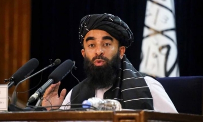 Zabihullah Mujahid, portavoz de los talibanes conversa con periodistas. | EFE