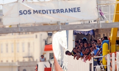 Migrantes en el barco humanitario Aquarius en el gran puerto de La Valletta, Malta.