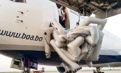 El tobogán enredado y colgando en el aire.