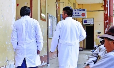 Médicos en el complejo hospitalario de Miraflores. Foto: Archivo /Página Siete