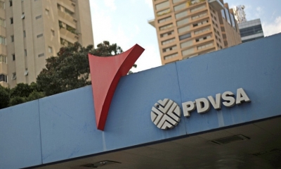 Logotipo de la petrolera estatal PDVSA se ve en una estación de servicio en Caracas.