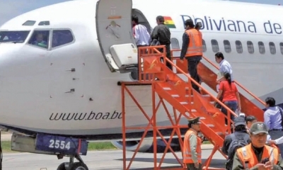 Pasajeros abordan una nave de BOA en el aeropuerto de El Alto, antes de la pandemia. / Foto: Archivo