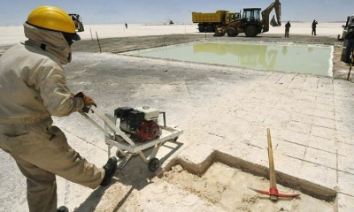Trabajo de explotación de litio en el salar de Uyuni. Foto: AFP.
