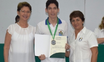 El ganador con los organizadores del evento/Foto. DC