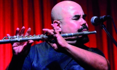 Adrián Barrenechea toca la flauta traversa en un concierto